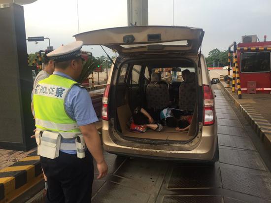 江西:面包车被改装成"房车" 打开车门民警吓一跳