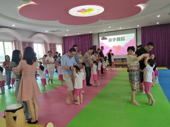 青山湖区第二幼儿园举行素质教育成果展示暨家长开放日活动