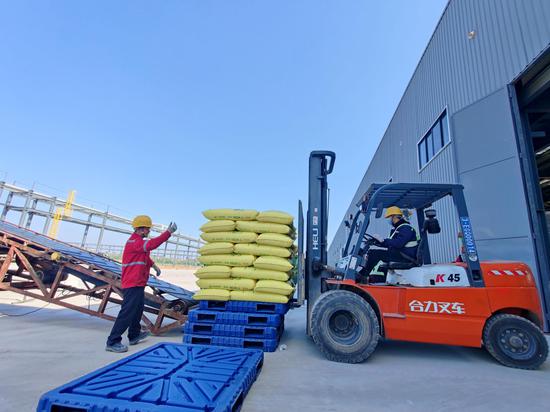 工人正在运输化肥