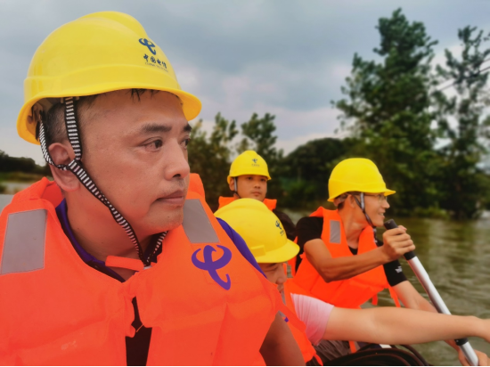 向东经常跟班组成员讲起九江电信人1998年抗洪抢险保通信的故事.