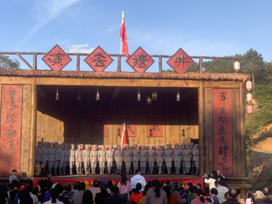 村民在井塘会演旧址开展活动。