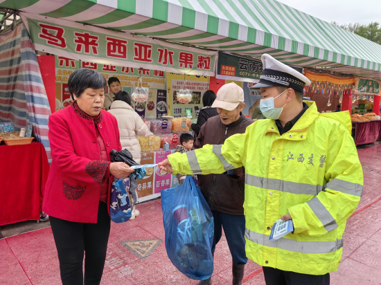 交警向群众发放“安全驾驶明白卡”