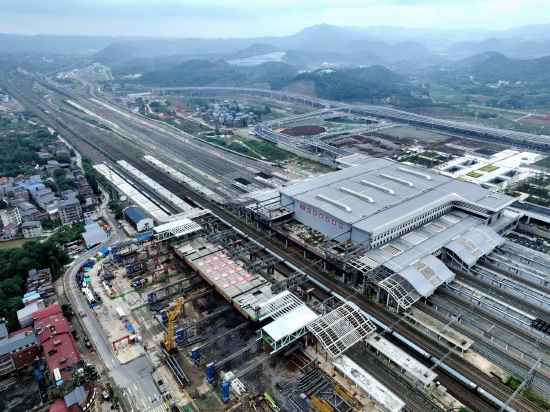 世界首例！江西庐山大型站改钢结构整体跨线首次顶推成功