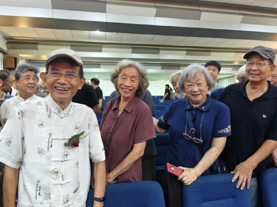 耄耋之年同学再聚首