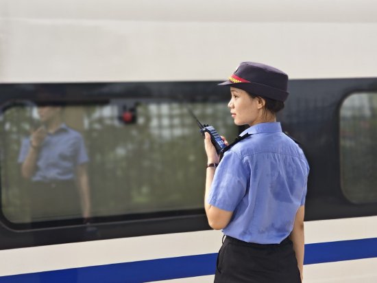 抚州东站客运员正在立岗接车。甘陶 摄