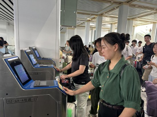 赣州站旅客刷证有序进站乘车。邹阳 摄