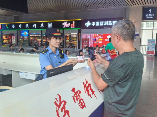 旅客正在扫描宜春站爱心服务卡上的二维码。吕娜 摄