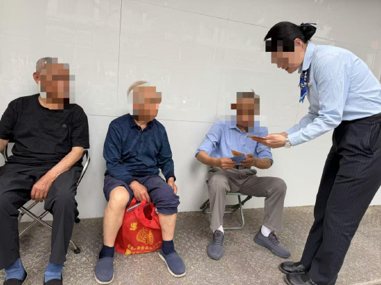 图中为抚州建行崇仁支行孙雷琴