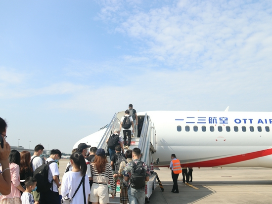 旅客开始登上国产客机arj21