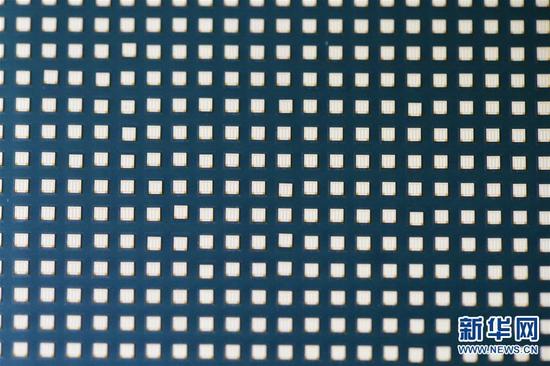 这是已经加工好的硅衬底led芯片(1月1日摄).新华社记者 周密 摄