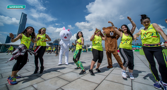 既萌又苏的巨型人偶出现在屈臣氏活动现场,自带可爱舞姿玩快闪.