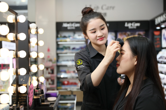 娇兰佳人彩妆师为消费者试妆