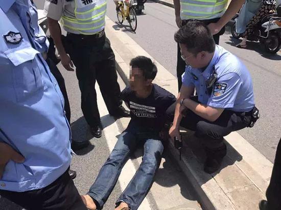 小偷被抓后向警察求情:我能站起来吗 地上太烫