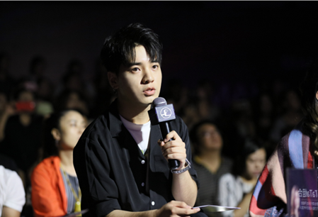 (迪丽热巴御用造型师张进老师对妆面进行点评)