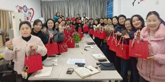 作为网格长的李慧群，年终给网格团队队员准备的年终礼物