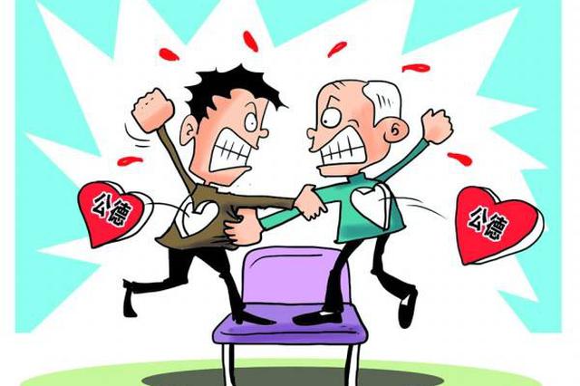 老人抢座打架:互扇耳光嘴角打出血 加起来超150岁