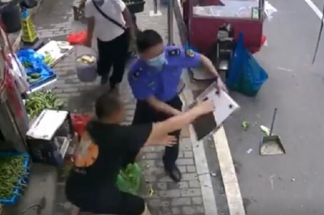 官方回应南昌城管当街摔小贩电子秤：涉事协管员已被停职