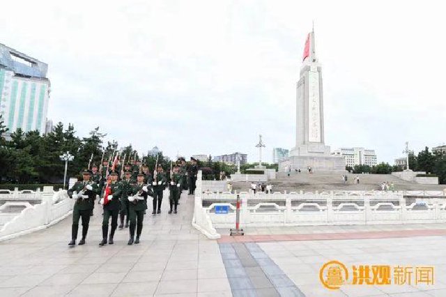 8月1日，南昌在八一廣場舉行升旗儀式