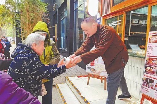 暖心！江西这家店送出百万个包子