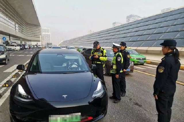 就在南昌西站!一白色小车被查
