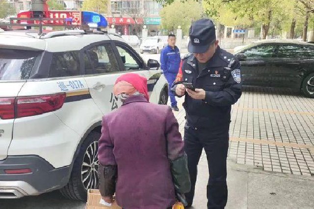 南昌西湖公安民警巡逻“捡到”一名九旬拾荒老人