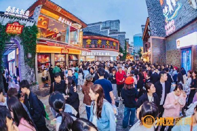  Nanchang's consumer market is bustling during the May Day holiday