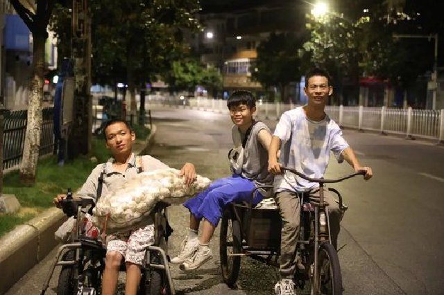 江西3名00后脑瘫少年摆摊卖大蒜