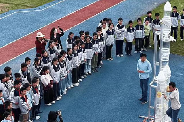 江西这名老师“手搓”水火箭