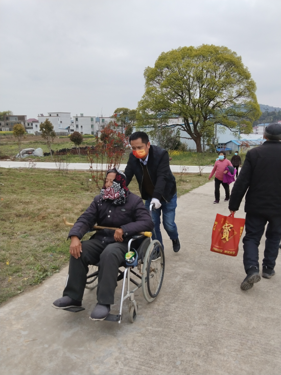 驻村第一书记吴群帮助老人赴核酸检测点检测