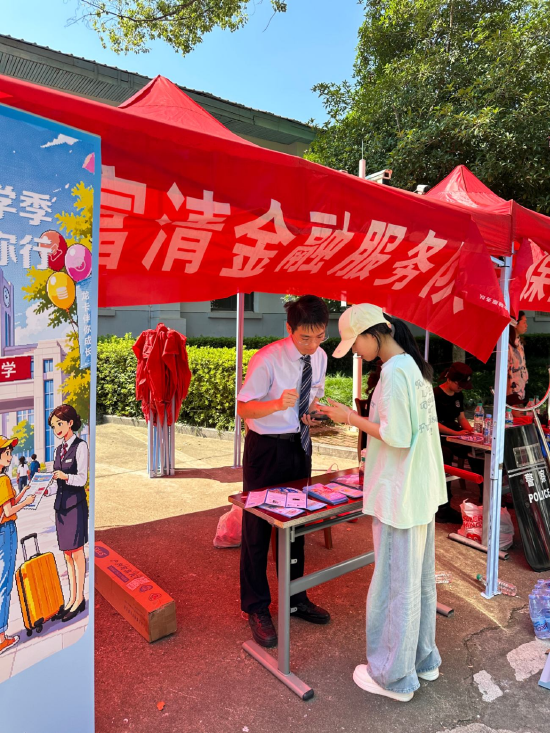 （图二，新生报到服务点，拍摄人：曾志文）