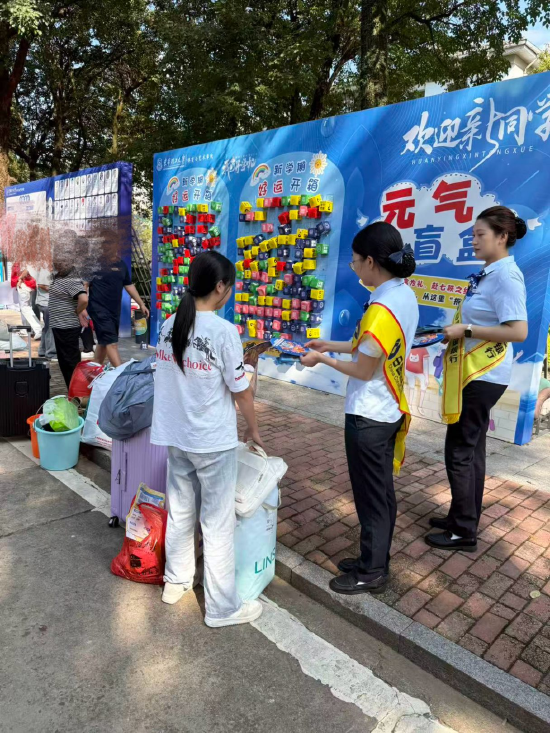 （图四，元气盲盒互动，拍摄人：曾志文）