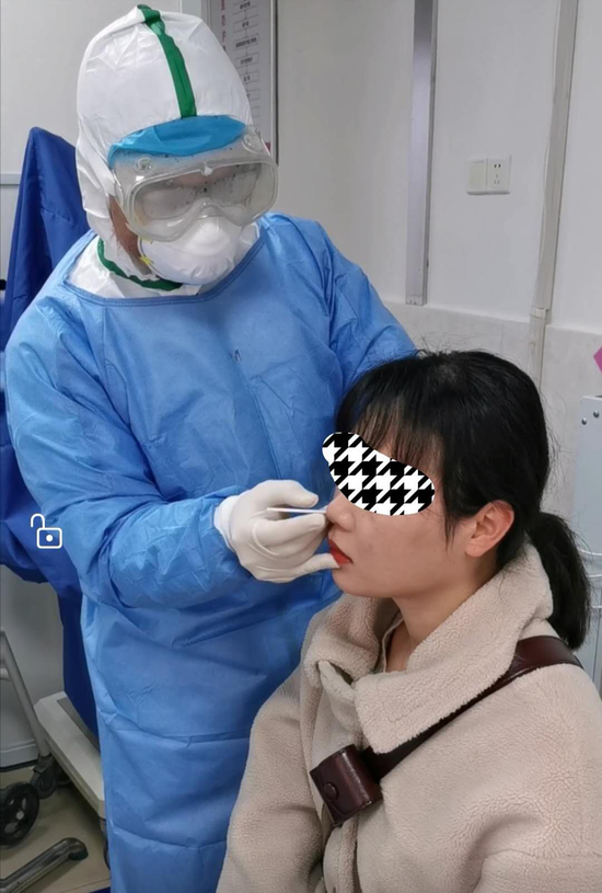 汪龙辉为发热患者采鼻咽拭子