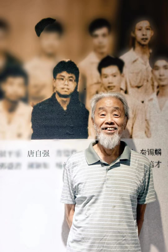 唐自强老师与60年前自己的照片合影
