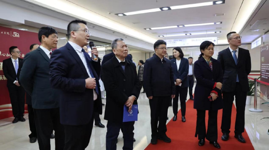领导、嘉宾参观南昌市第五医院五院建院50周年成果展