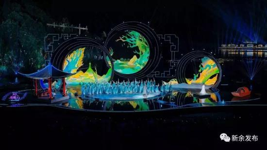 穿古越今,与主舞台形成一副情景交融的艺术山水画