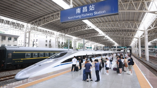 G1851次列车进入南昌站。（张杰 摄）