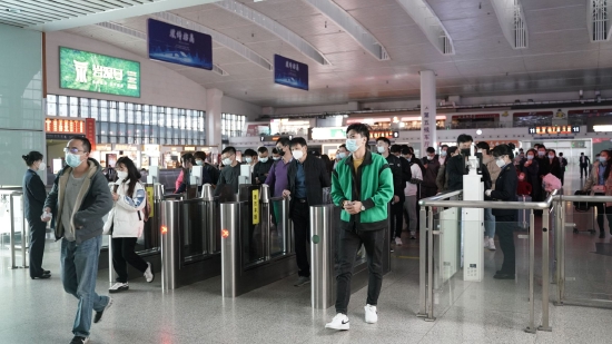 福州车站旅客进站。 林逸魁 摄