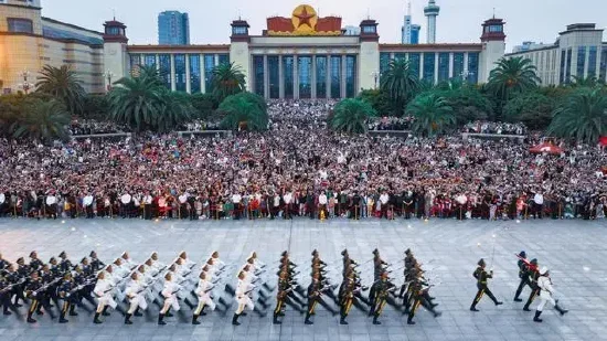 南昌“八一广场”升国旗仪式,成为“南昌,登场皆英雄”最好注解。 南昌西湖区融媒体中心 供图