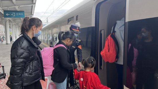 武夷山北站工作人员组织旅客有序乘降。（王欢 摄）