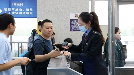 萍乡北站工作人员为进站旅客核验车票信息（王士怡 摄）