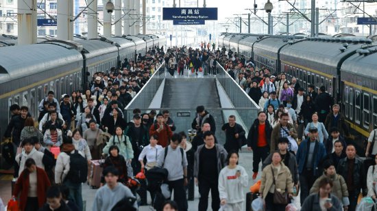 南昌站旅客有序上下车。张杰 摄