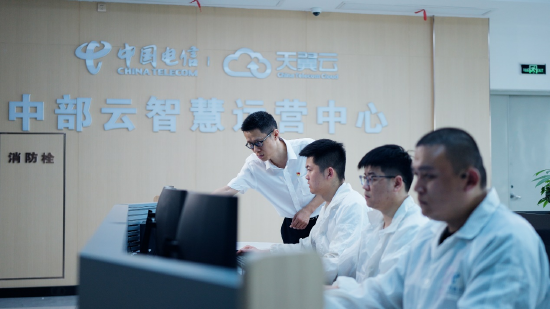 图为屈勇同志（左一）带领技术团队开展天翼云平台运维攻坚