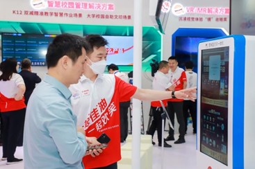 工作人员现场讲解“赢到智印”共享打印系统
