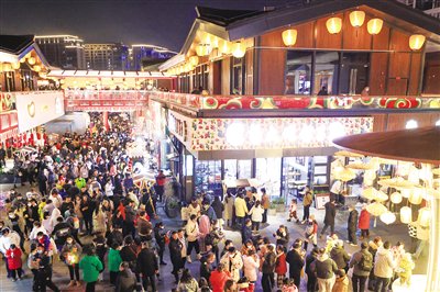 人头攒动、热闹非凡的绳金塔历史文化街区