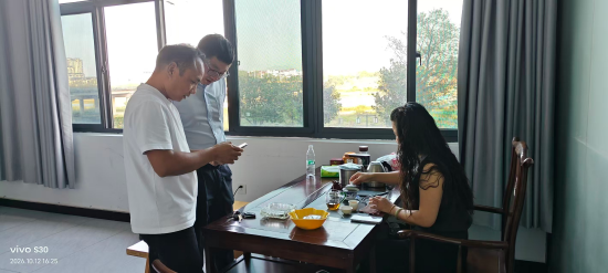 &nbsp;图1 企业走访沟通场景（拍摄者袁洪）