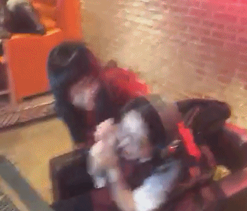 主播万圣节商场扮僵尸作妖 重口味吓坏路人被胖揍