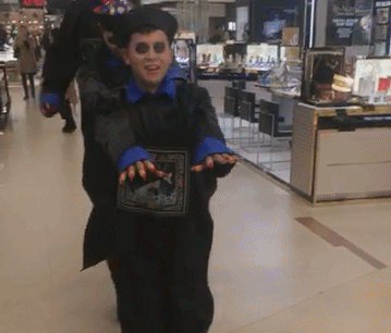 主播万圣节商场扮僵尸作妖 重口味吓坏路人被胖揍