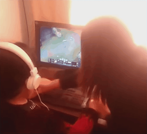 儿媳在家教婆婆玩LOL 婆婆放“大招”瞎懵媳妇