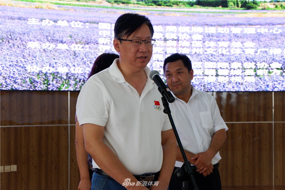 棋牌中心副主任叶江川为冠军余泱漪颁奖