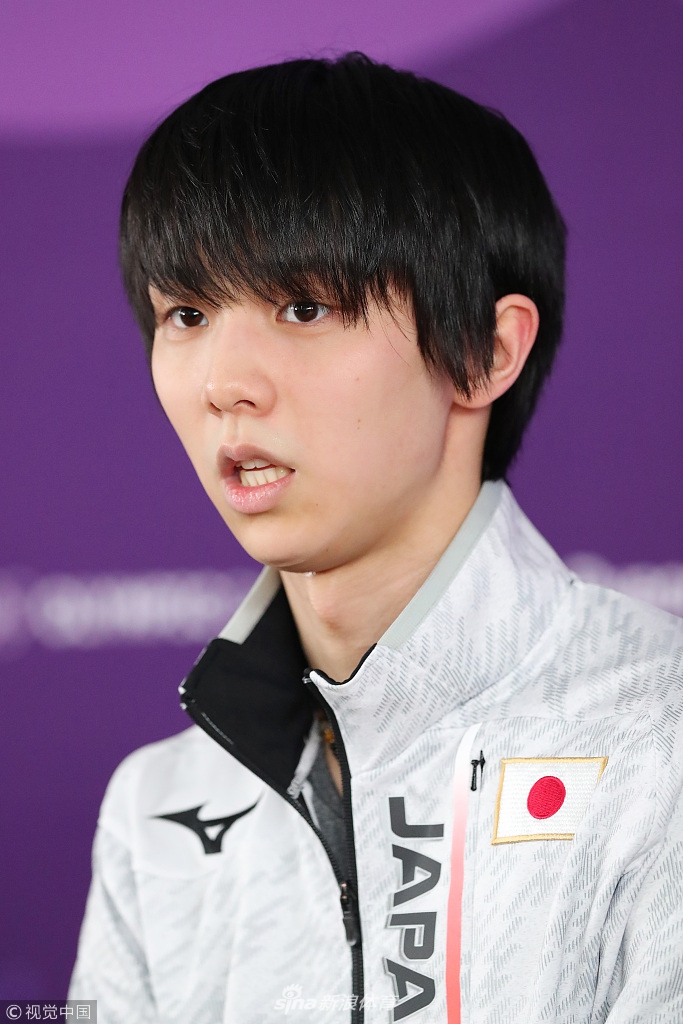 花滑名将羽生结弦出席发布会 捂嘴挠头萌萌哒